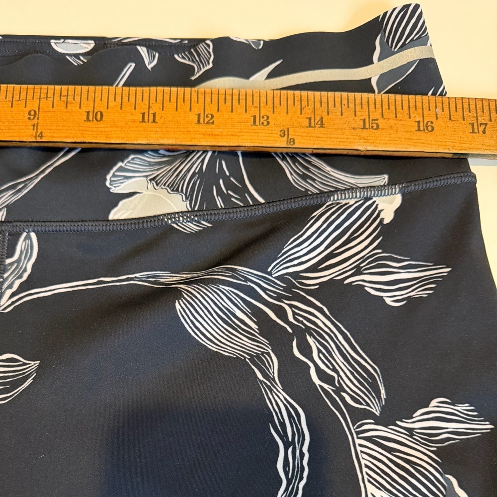 Athleta Sonic Capri Floral Print 7/8 Leggings Size Large Navy Blue High Rise - Picture 9 of 10